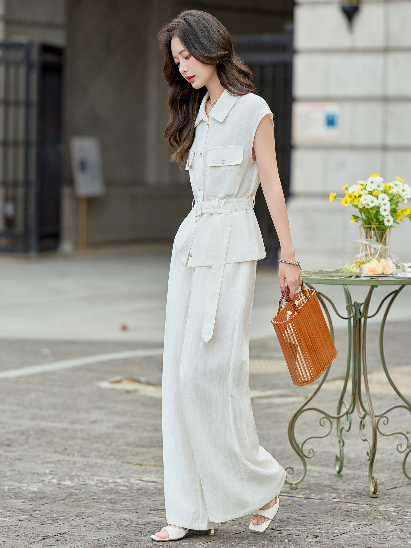 Bộ jumpsuit nữ tay ngắn cổ bẻ ống rộng mùa hè 2026 — màu trắng ngà, màu vàng