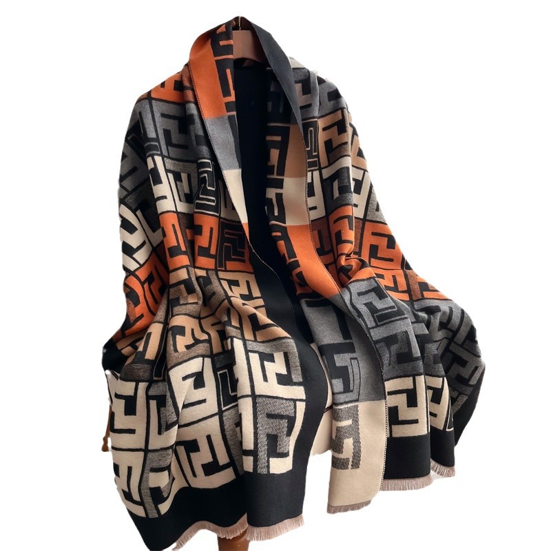 秋冬の欧米のブランドはカシミヤのマフラーのファッションに似せています。