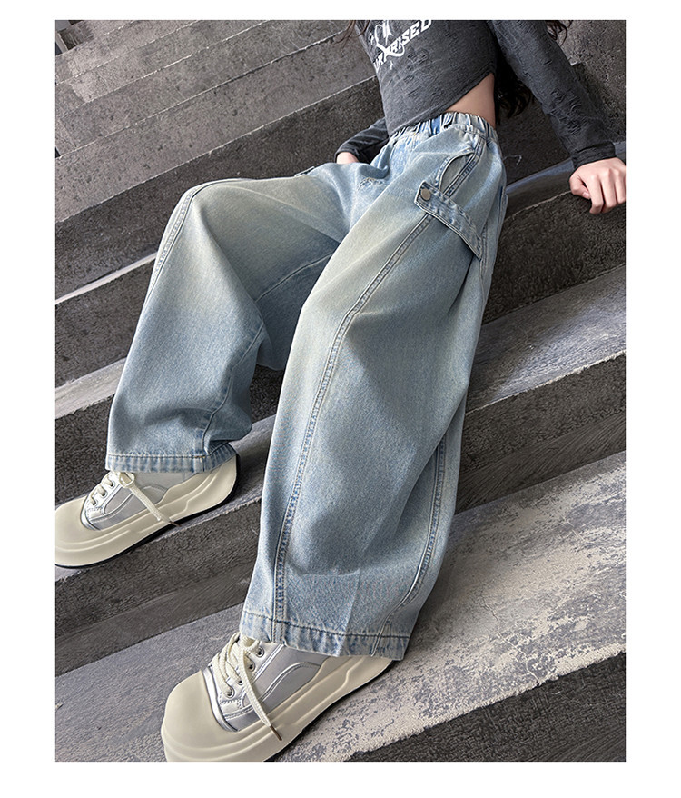 Jeans in denim effetto used per bambini con orlo grezzo e vestibilità comoda - Jeans elasticizzati in vita azzurri per bambine (3-8 anni), stile streetwear alla moda_voghion.com