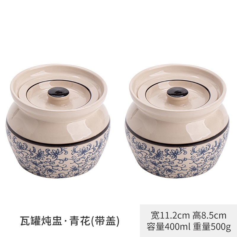 陶磁器の煮物の杯の瓦の缶は水を隔てて一人で蒸し卵の缶を食べます。|undefined