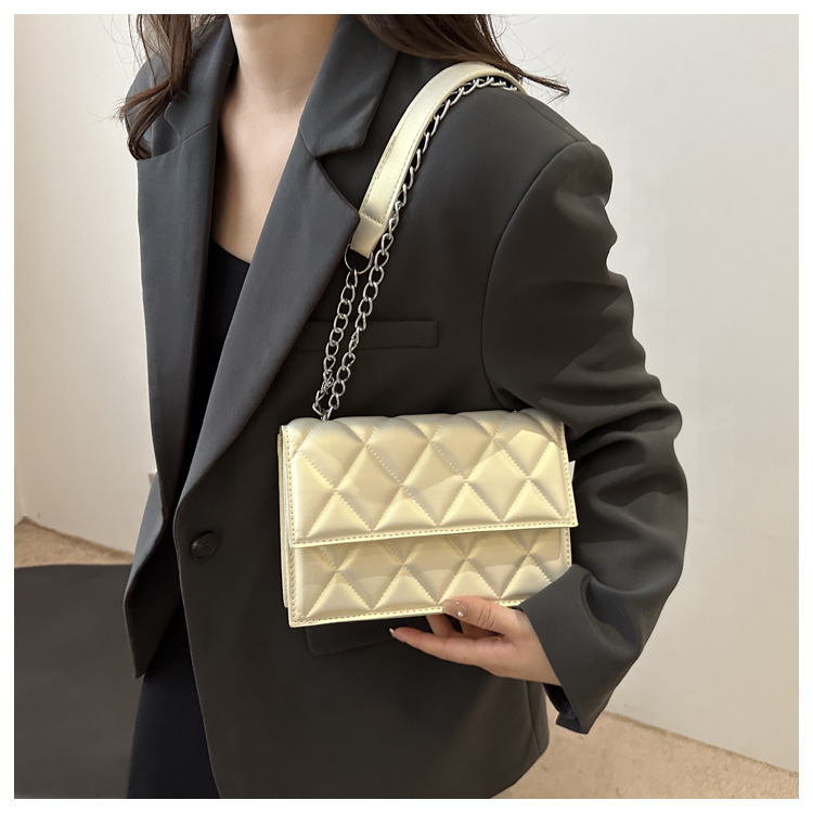 The 2024 autumn new French niche design chain small square bag, a fashionable macaron color single-shoulder crossbody bag undefined