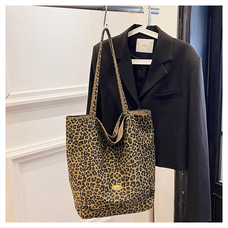 Doppelseitige Canvas-Tragetasche mit Leopardenmuster, große Kapazität, Damen-Umhängetasche im College-Stil, lässige Handtasche im City-Stil, Pendler-Tasche – Detail 29