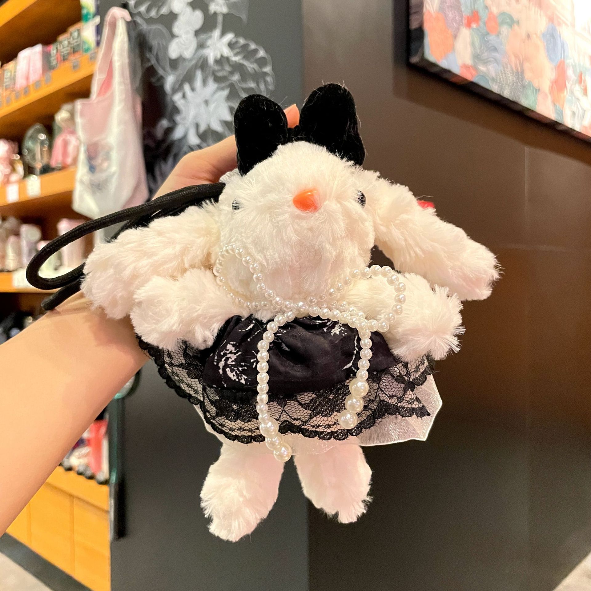 Colgante de conejo de orejas caídas de felpa exquisito vestido de princesa de dibujos animados