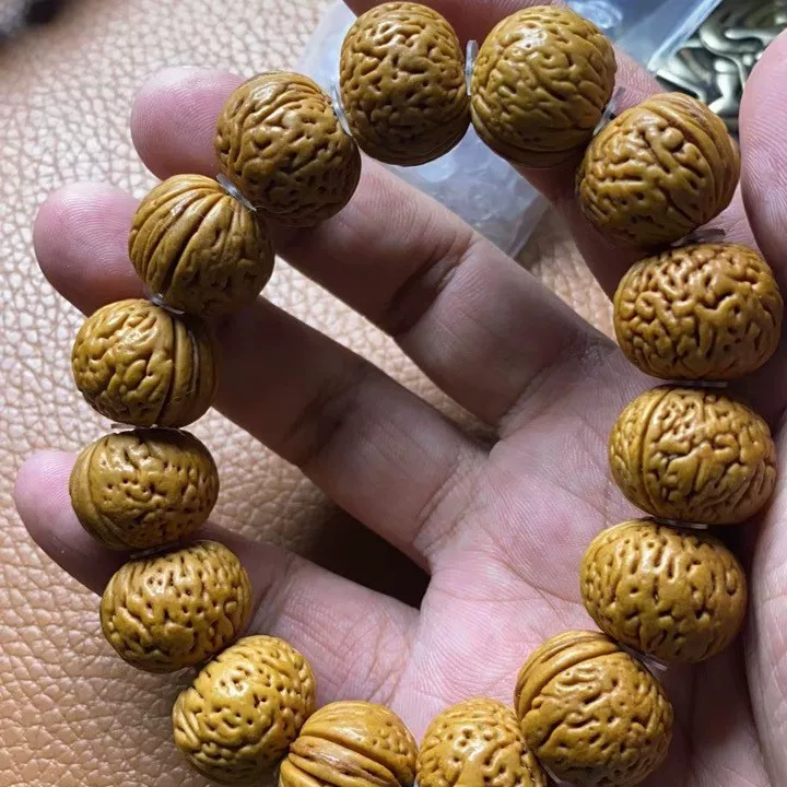 Бусы из орехового дерева