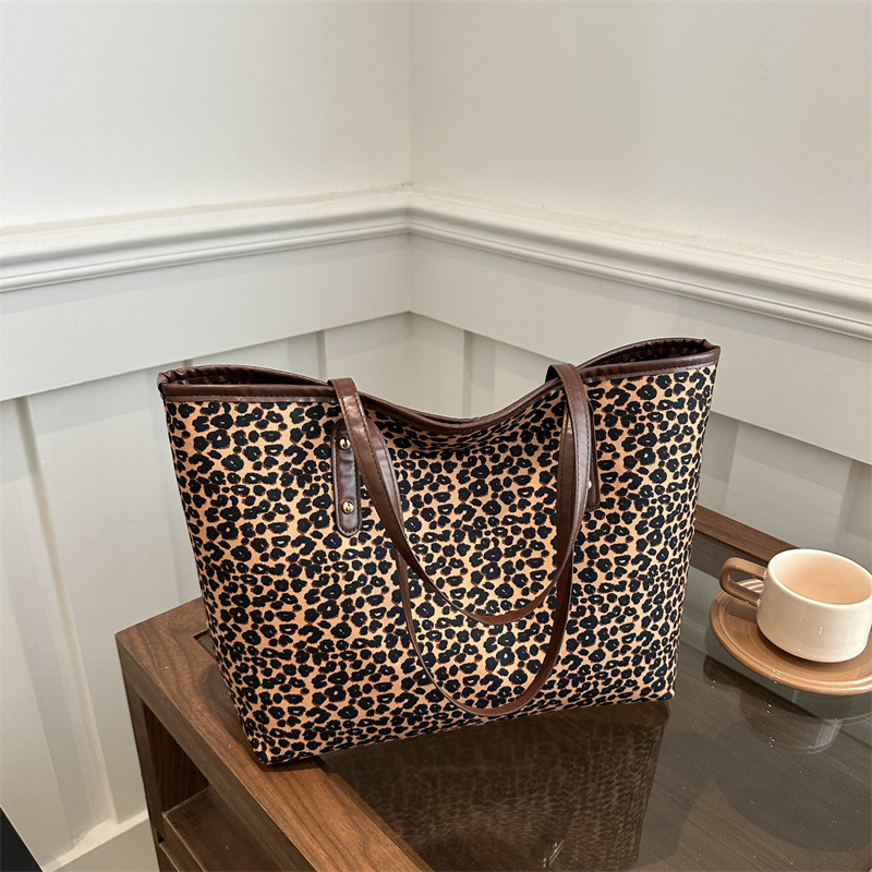 Gran capacidad de aire extranjero 2024 moda nueva personalidad leopardo casual in otoño tote bolso de hombro de mano para mujeres