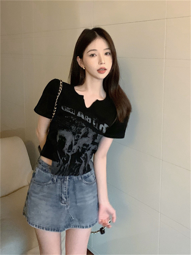 Süßes und würziges Mädchen, unregelmäßige Vorsichtsmaschine, vordere Schulterärmel, V-Ausschnitt, T-Shirt für Damen, Sommer, amerikanisches Design, kurz_voghion.com