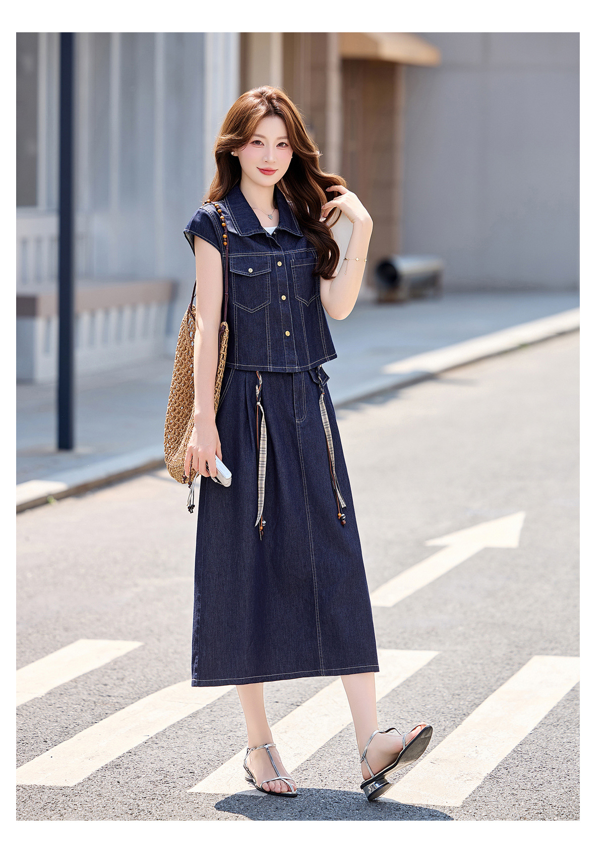 Bộ váy denim ba mảnh gồm áo khoác vest không tay, áo hai dây và chân váy midi — Màu ảnh chi tiết 15