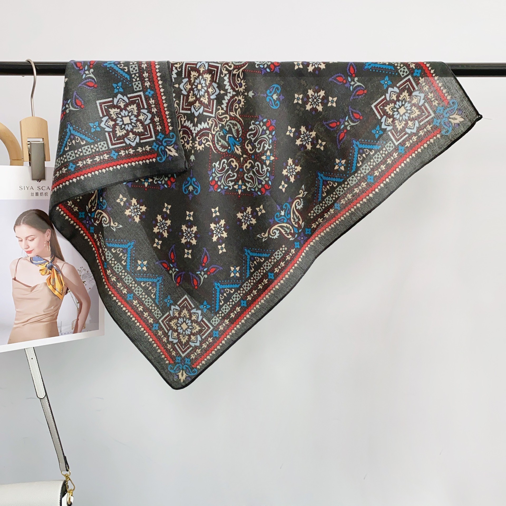 Bufanda de seda con estampado retro americano, moda salvaje 68 bufanda cuadrada pequeña, traje de primavera y verano para mujer, bufanda pequeña, pañuelo en la cabeza