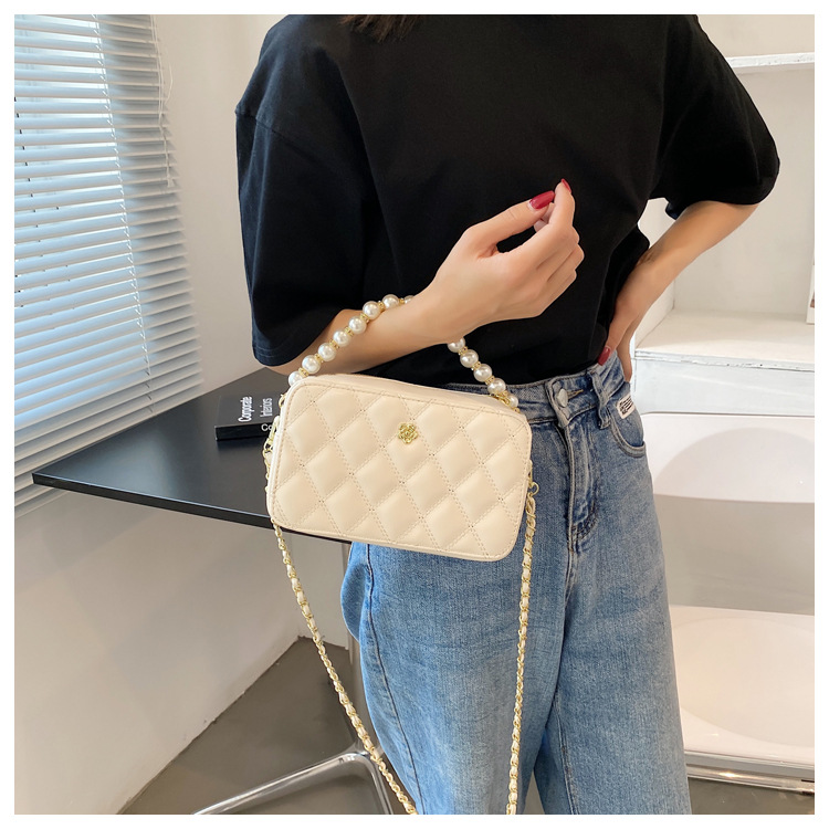 Fashion Pearl Rhomboid Embroidery Thread Shoulder Messenger Portable Bag Wholesale display picture 9