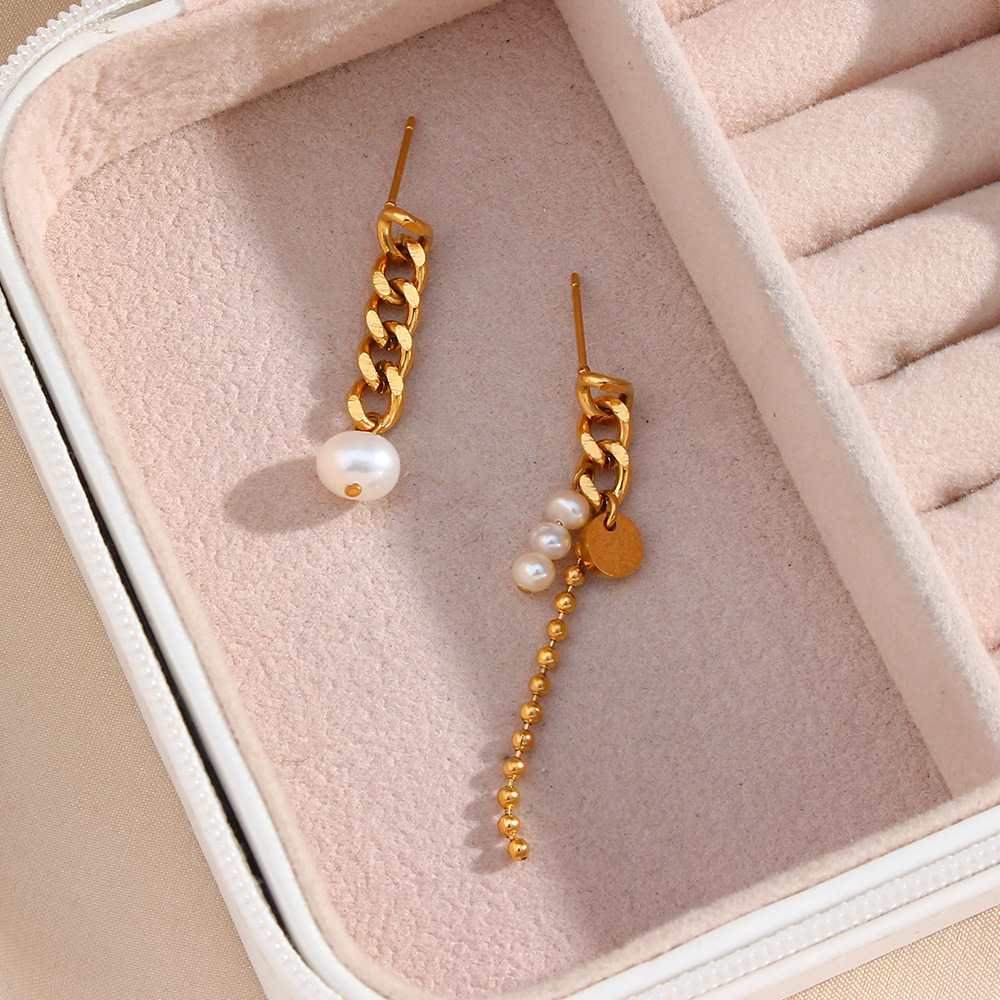Mode Edelstahl Asymmetrische Kette Perle Ohrringe display picture 3