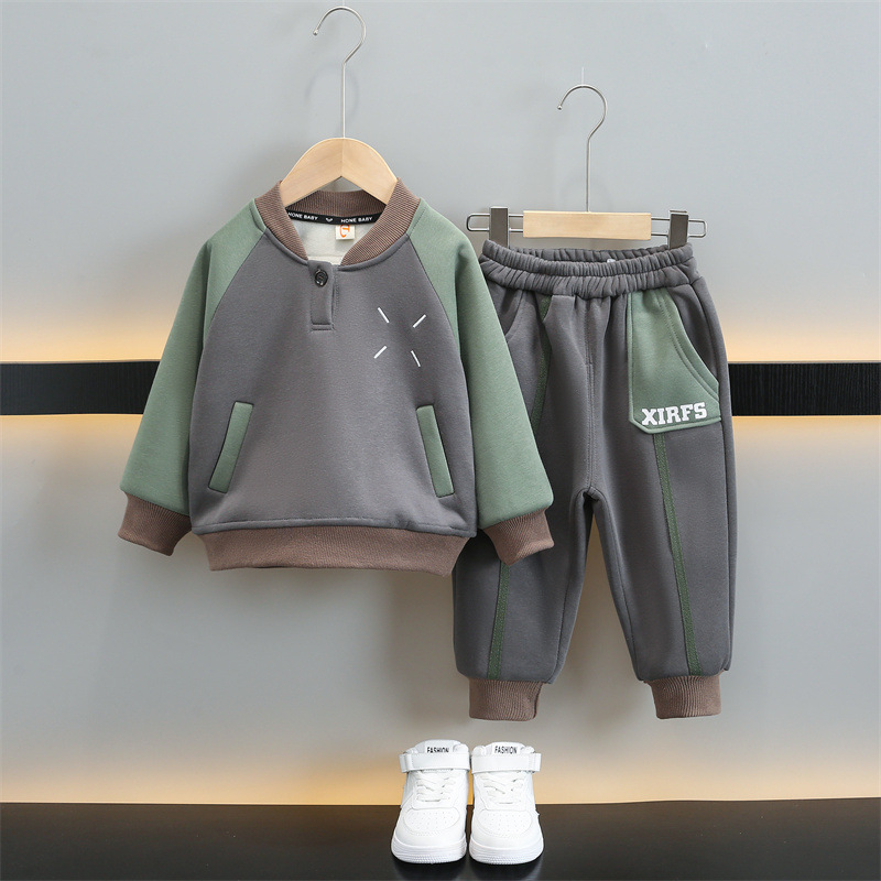 6470 niños más traje de terciopelo engrosado invierno 2025 nuevos modelos de otoño e invierno para niños, estilo occidental, hermoso y frito en la calle