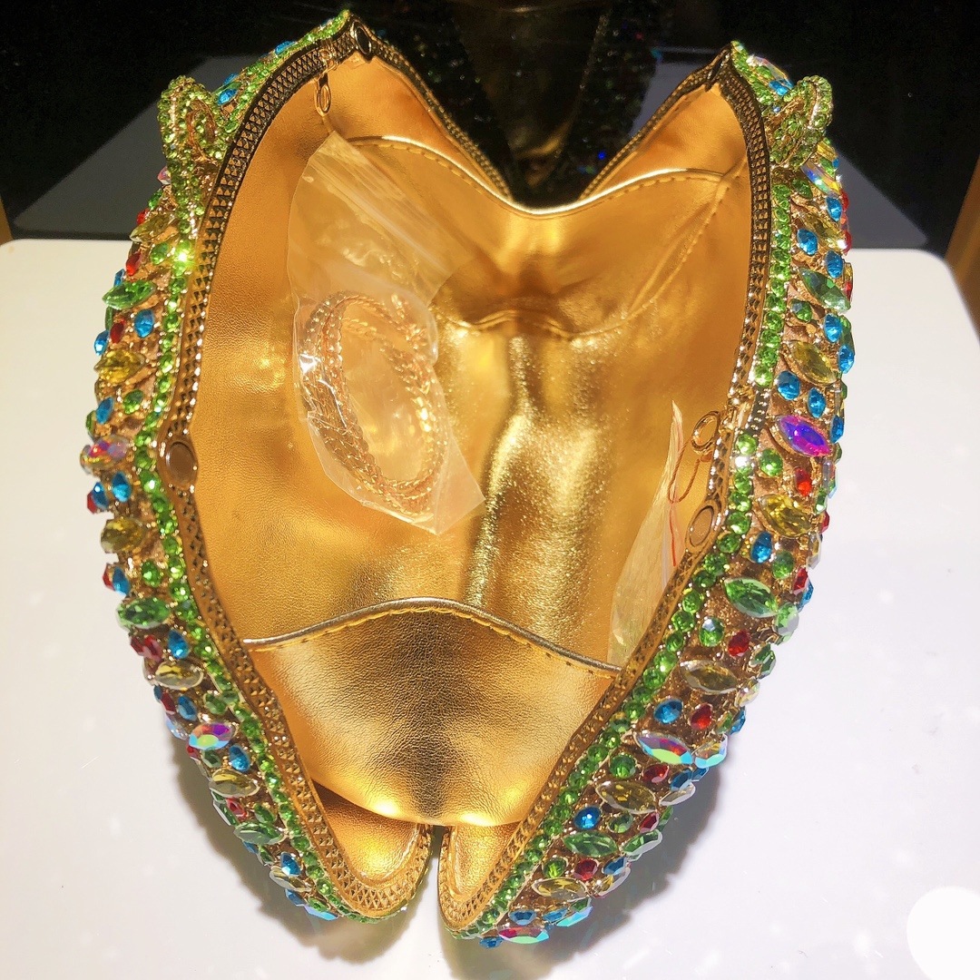 Bolsa de cena de diamantes rosados en forma de D metal hueco bolsas de mano de diamantes completas bolsas de mano de banquete europeas y americanas