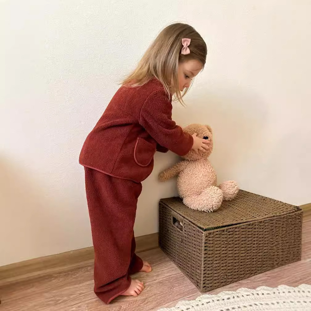 Conjunto de ropa infantil para otoño e invierno 2024, chaqueta cálida y gruesa para niñas, elegante abrigo de algodón para niños, conjunto de dos piezas.