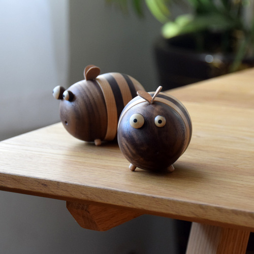 Small Bee Toothpick Box, Solid Wood, Home Use, Personalized & Creative Design, High-End Wooden Toothpick Holder in a Cute Style—Perfect for Restaurants and Living Rooms