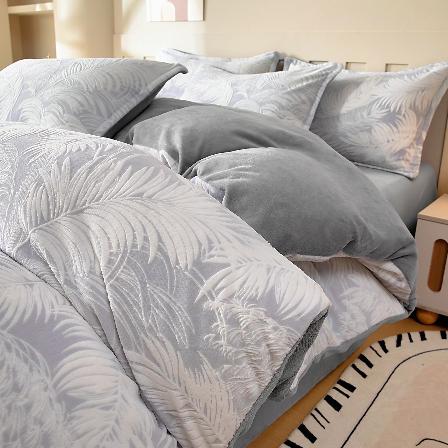 Cama de invierno con cuatro piezas de seda de alta calidad, sábanas de seda de coral gruesas con tres piezas de invierno