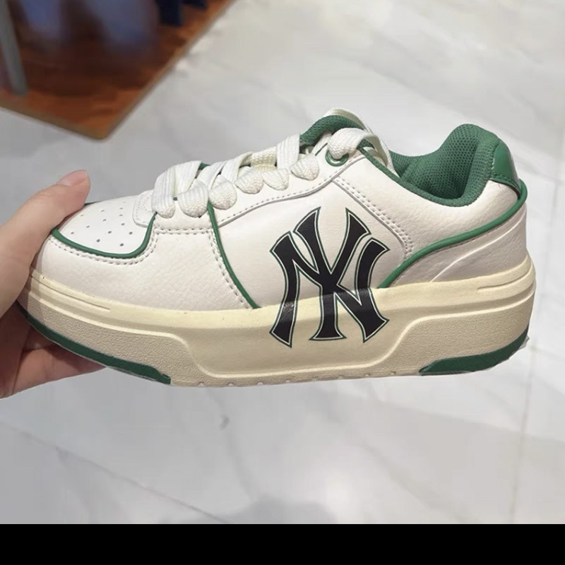 흰색과 녹색 시니어 신발(반 사이즈 너무 작음)