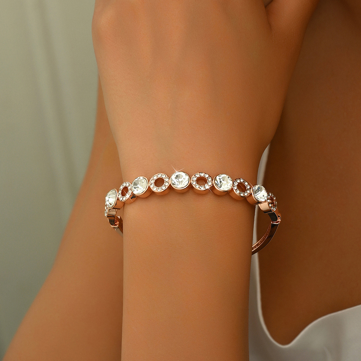 Brazalete retro de oro rosa in diamantes brazalete de geometría de moda coreana alta sensación de lujo ligero joyas al por mayor image 9