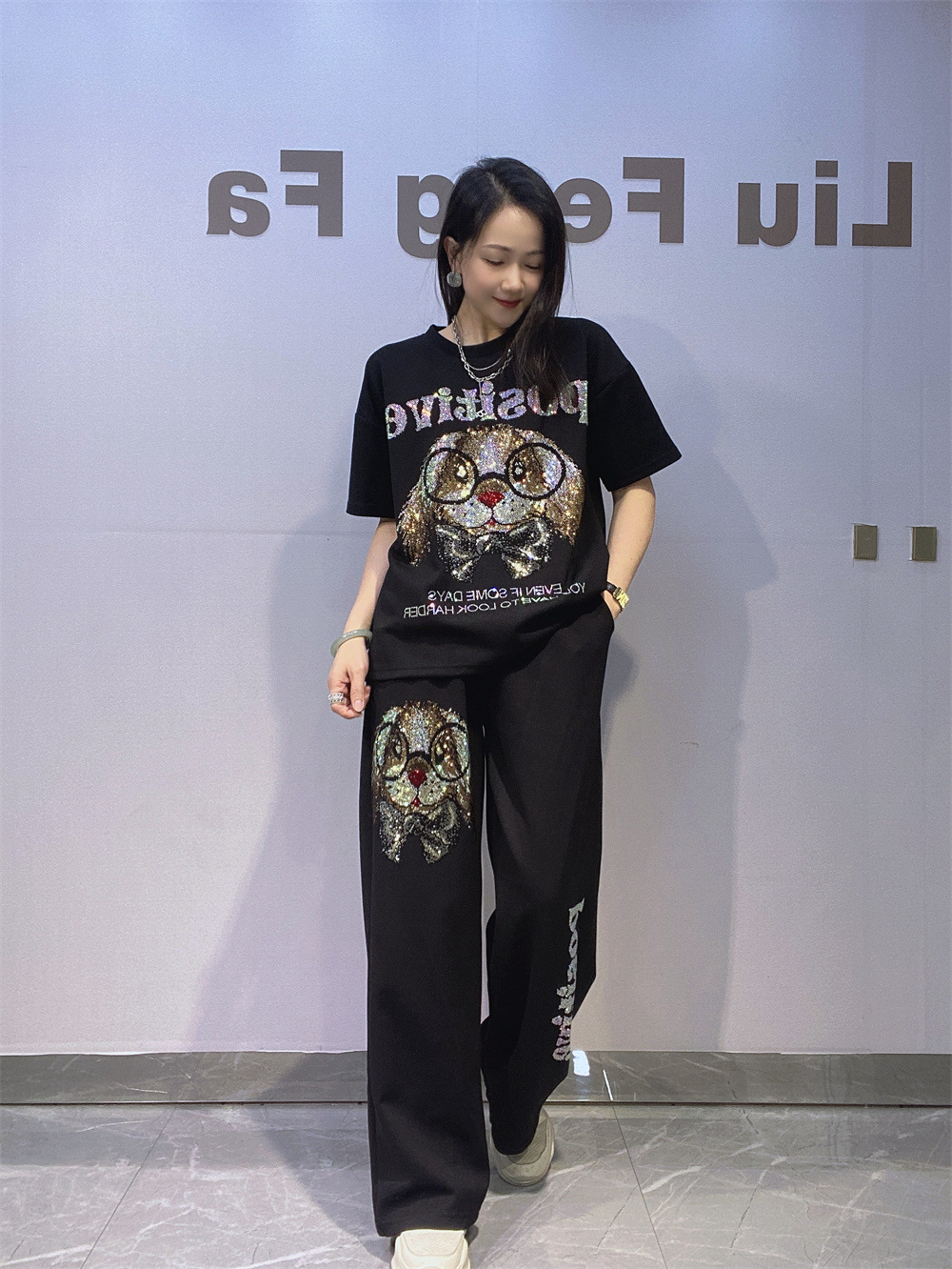 Espejo de tamaño grande ropa de mujer industria pesada caliente perforación de dos piezas de verano mujeres cuello redondo chaqueta de manga corta camiseta pantalones recto conjunto
