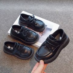 男の子の小さい靴の英倫風春秋2025年の新型のファッションの柔らかい底はスーツを配合して黒色の子供の女性の靴を演出します。