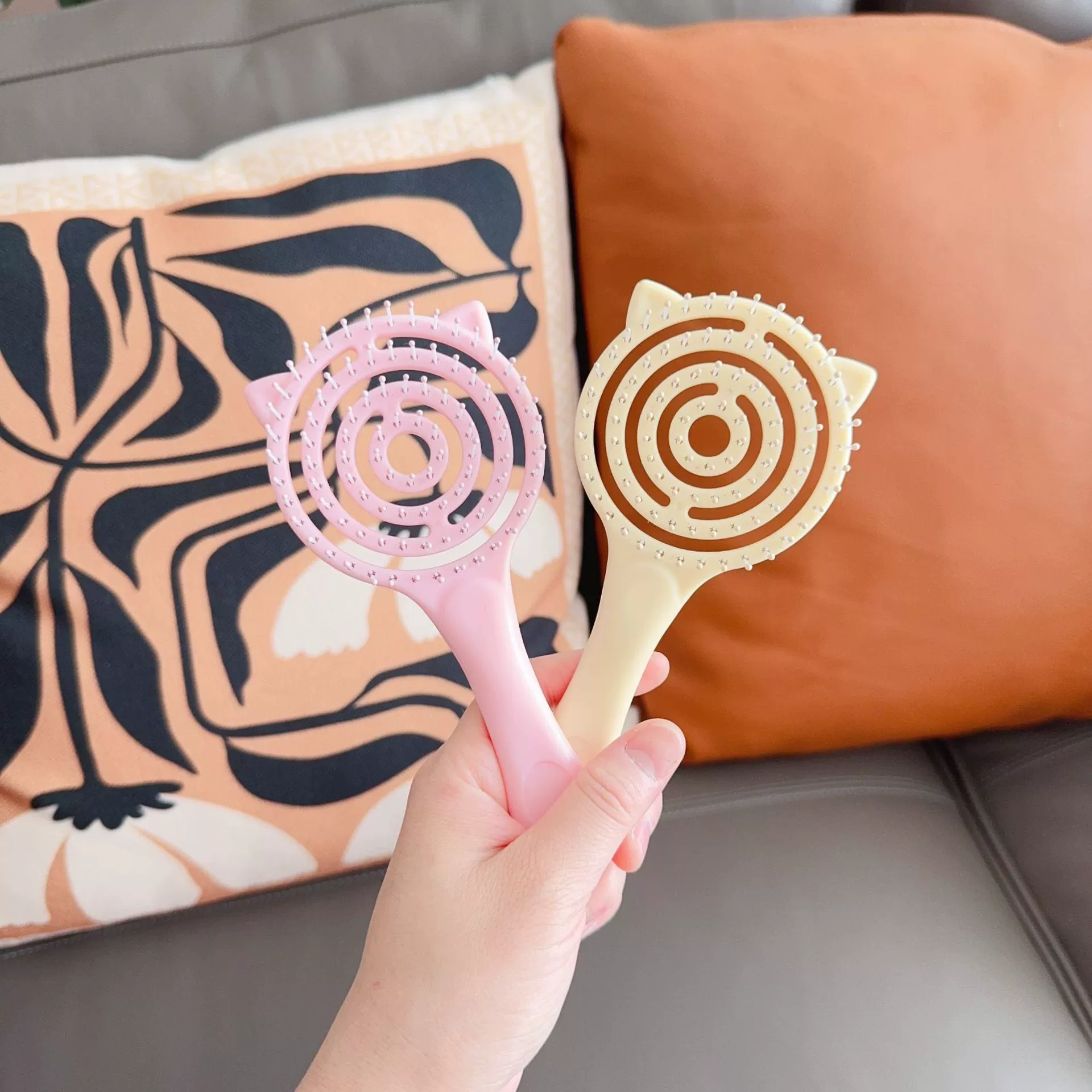 Cute cartoon mirror, soft heel, handheld massager, adds volume