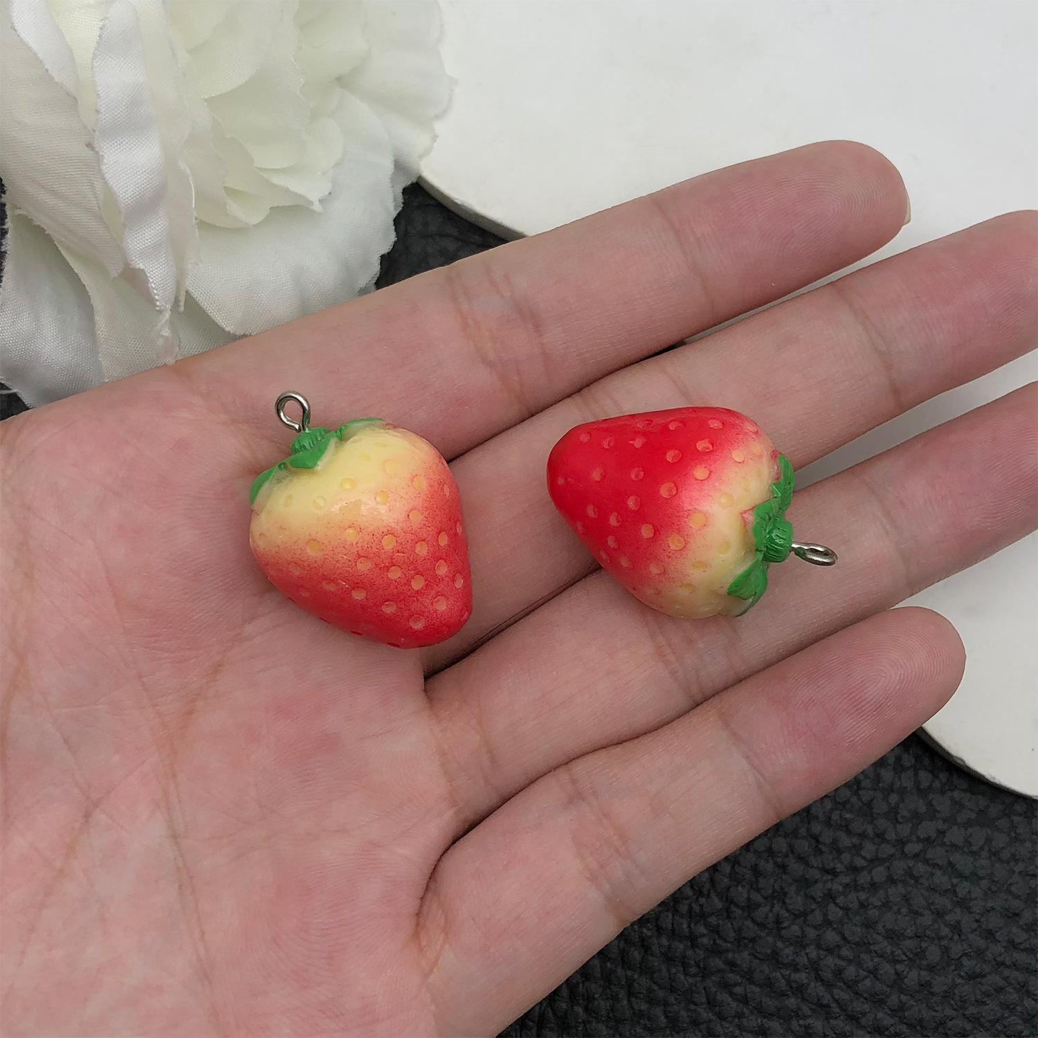 19696-H-红色树脂水果草莓29x20mm-6.3g