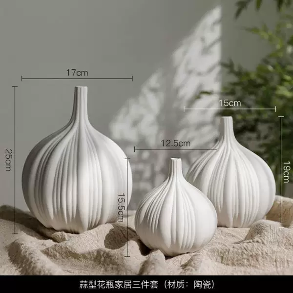 Three pieces of garlic vase home furnishings