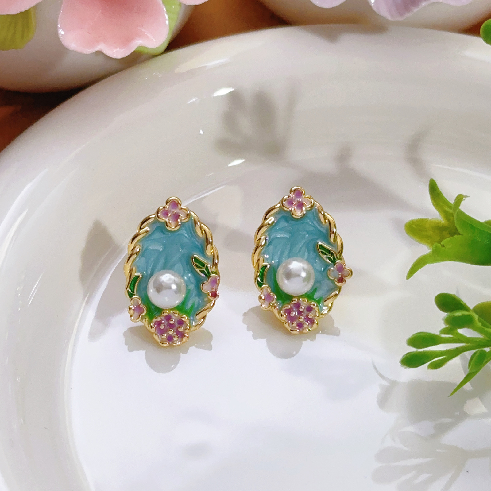 Pendientes de perlas Zhuji, temperamento blanco francés, pendientes antiguos, desplazamientos diarios, lujo ligero, joyería de orejas de alta gama al por mayor