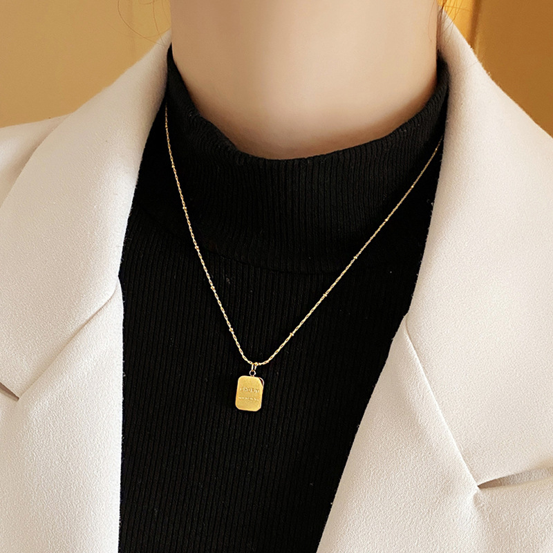 Kleine goldene Ziegelstein-Halskette aus Titanstahl für Damen, leichter Luxus-Nischenstil 2025, hochwertige Schlüsselbeinkette für Pullover,_voghion.com