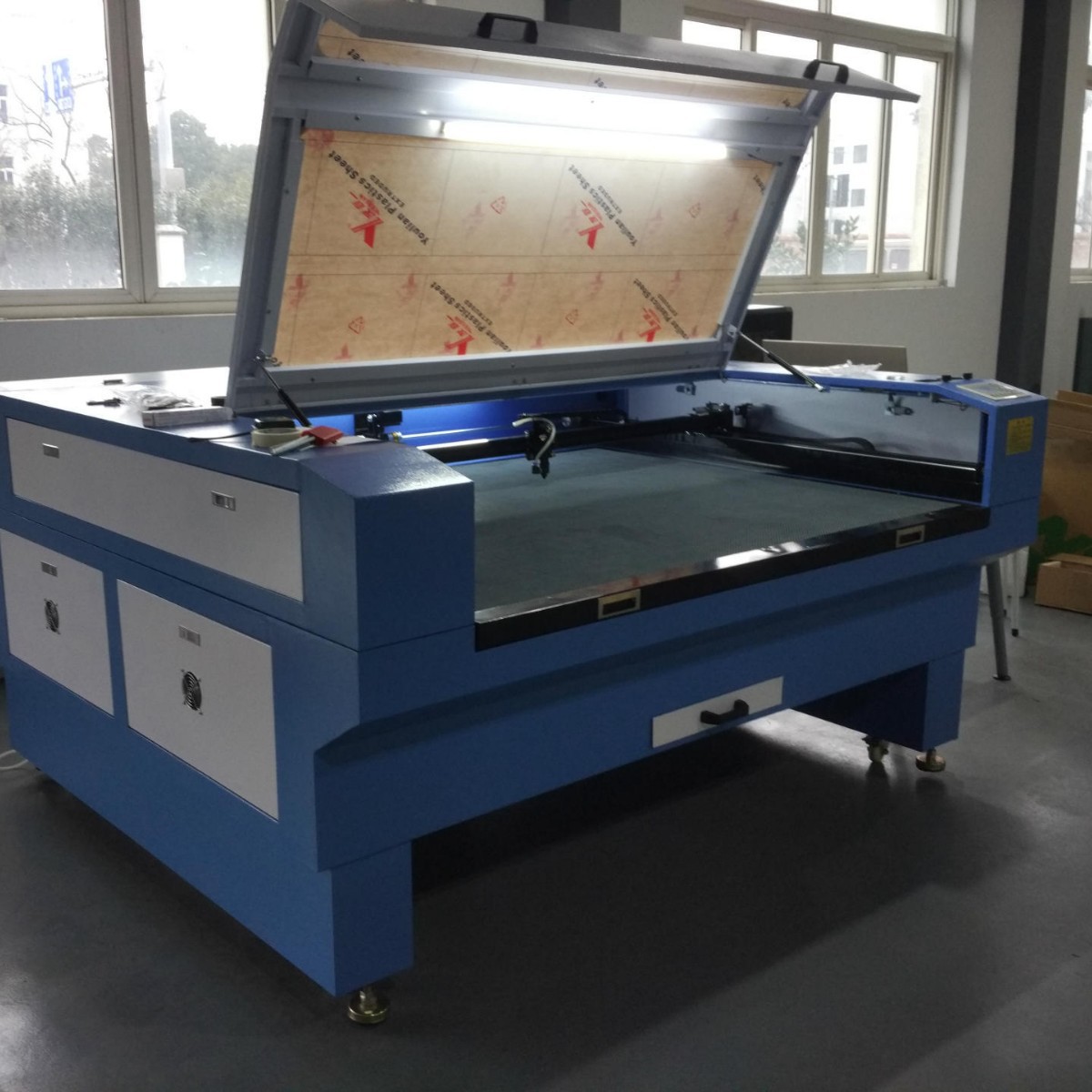 20年行业经验自主研发勤龙品牌拥有自动升降平台精细激光切割机