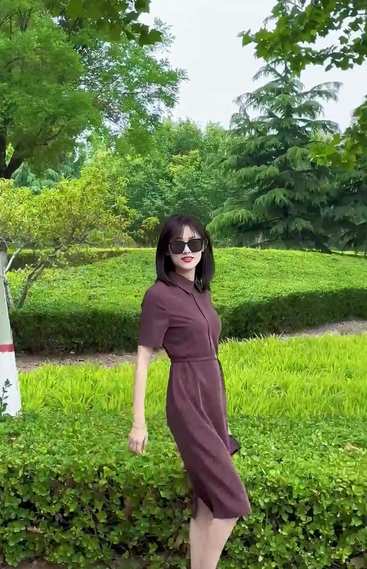 Váy liền cổ polo tay ngắn dáng suông midi màu tím kiểu Pháp – tôn dáng cho nàng thấp bé — Màu cà phê, Màu trắng chi tiết 2