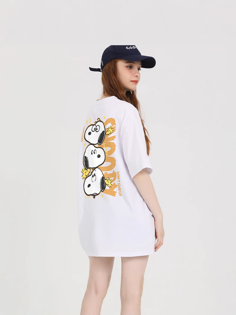 3匹のスヌーピーが縦に並ぶコットンTシャツ、半袖プリントトップス、夏のカジュアルで万能なゆったりスタイル、日本と韓国のカジュアルファッション