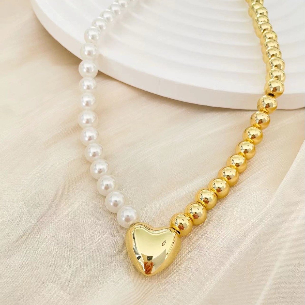 Plating Design Simple Style, Classic Style Style Simple And Light Luxury Temperament 8mm Pearl Copper Bead Heart-Shaped Beaded Necklace Suitable For Women's Daily Wear