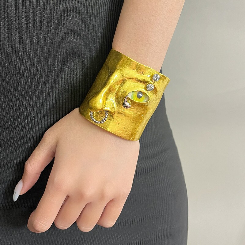 European and American Exaggerated Aesthetic Face Features, Three-Dimensional Nose and Eyes Bracelet, Popular Fashion Item, Half-Face Hand Accessory for Women European and American Exaggerated Aesthetic Face Features, Three-Dimensional Nose and Eyes Bracelet, Popular Fashion Item, Half-Face Hand Accessory for Women