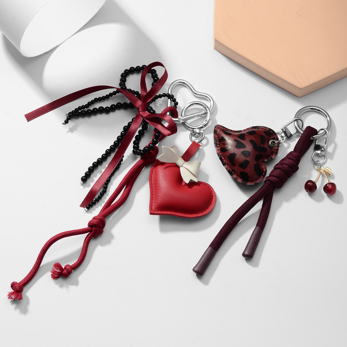 Primavera nuevo estilo ins dulce y cool moda personalidad leopardo amor cuentas hechas a mano arco llavero de cereza