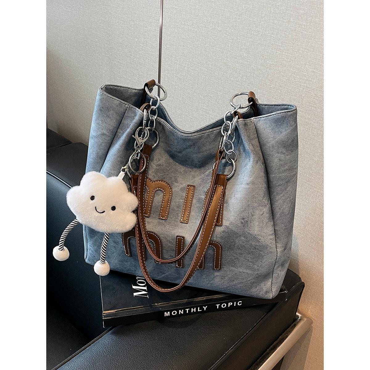 Bolso Tote de letras casuales de gran capacidad transfronteriza para mujer 2025 nueva moda de otoño para estudiantes universitarios con un solo hombro