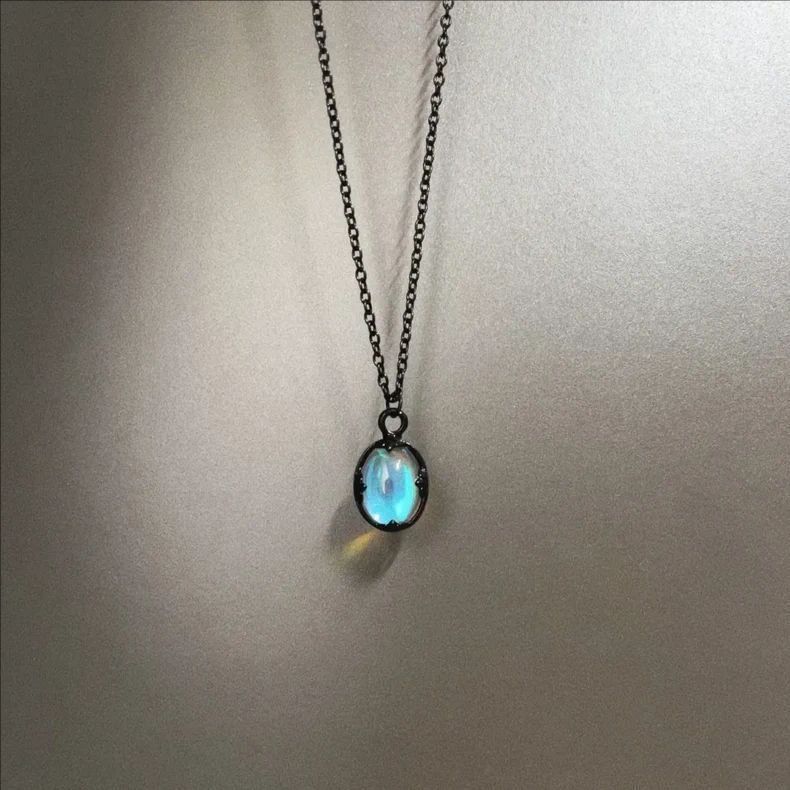 New Retro Oval Cat's Eye Pendant Necklace Female Personality Niche High-grade All-match Titanium Steel Necklace Unisex