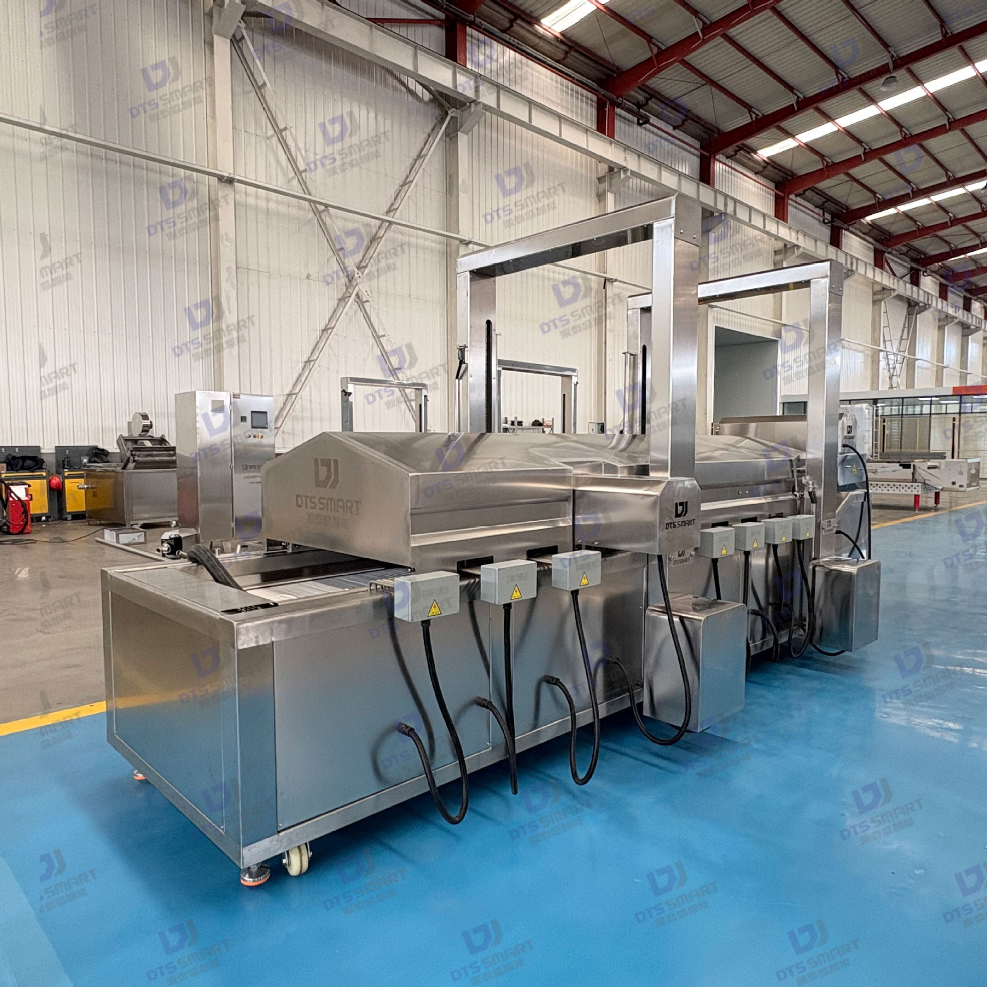 Línea de montaje para freír tofu en aceite Freidora de tofu de pescado Equipo de freír completamente automático Línea de producción para freír tofu