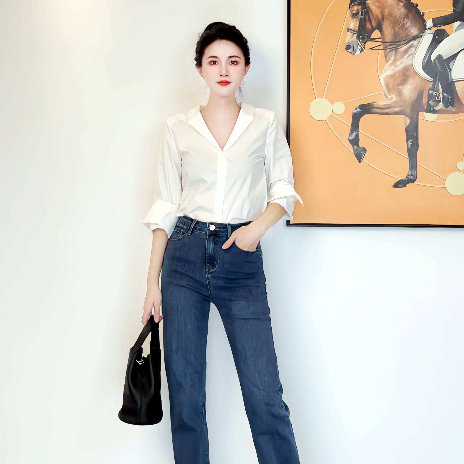 Camicia donna bianca con scollo a v e jeans larghi casual_voghion.com