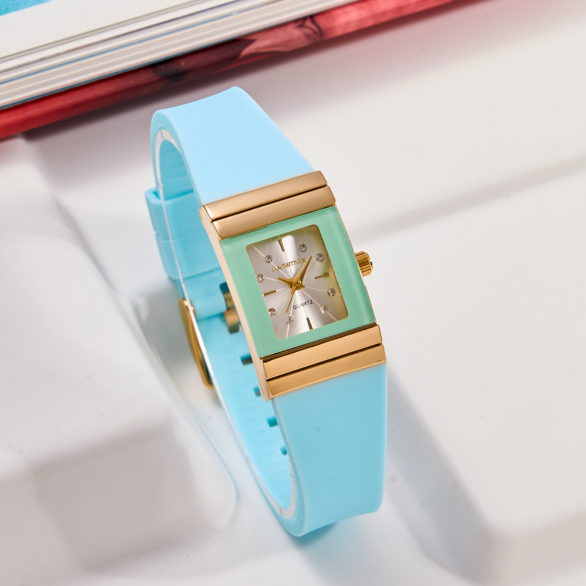 Heiße verkaufende neue kleine quadratische Damenuhr mit Silikonband, modische Damenuhr mit Diamanteinlage, trendige und personalisierte Quarzuhr_voghion.com