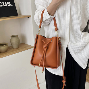 ���NDIY�ٴ�ˮͰ�μ�б���Ů��������K�����ϰ��ֹ���Ů��