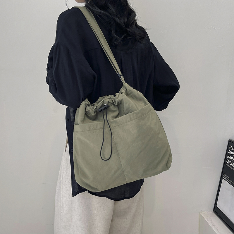 A stylish single-shoulder crossbody bag for 2024, a large-capacity casual commuting bag for classes, and a beautiful and fashionable underarm bag for women undefined