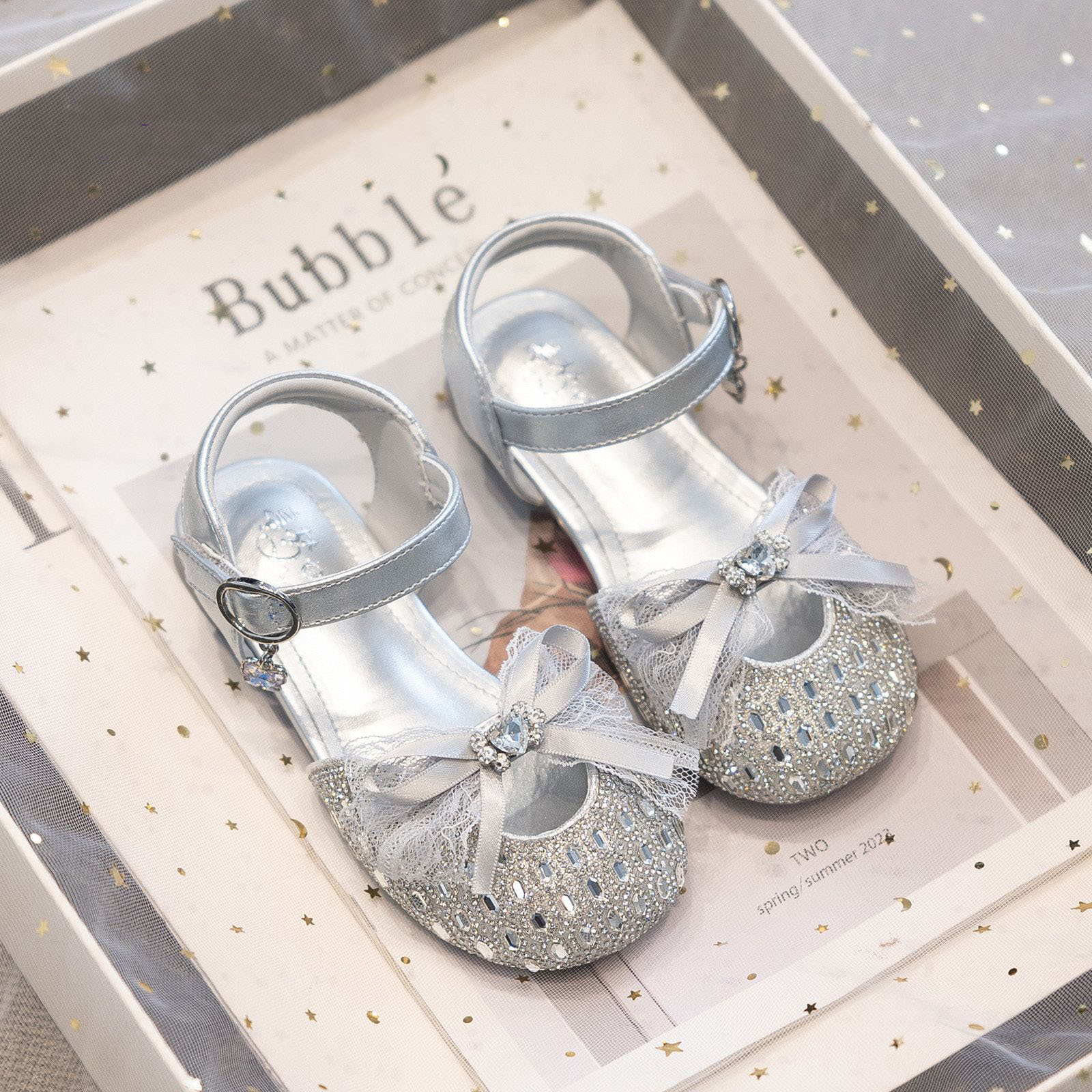 Zapatos casuales de moda para niñas versátiles verano 2026 nuevos zapatos de cristal de diamante de arco para niños zapatos de princesa huecos image 1