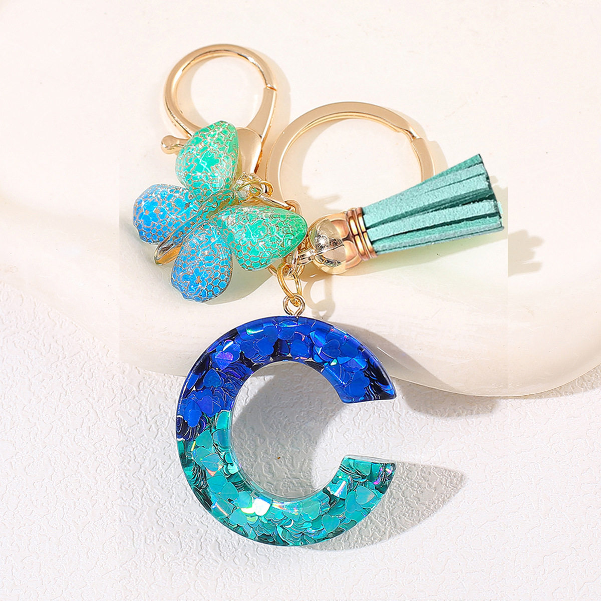 Amazon 26 letras llaveros bolsos damas colgantes colgantes sequillas letras bordas mariposa llaveros