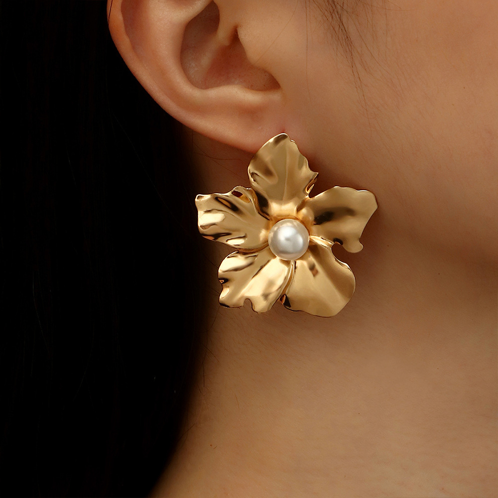 Fashionable golden trend creative earrings pearl