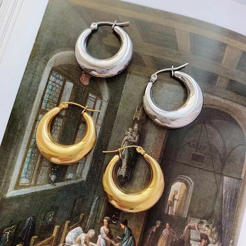 Pendientes huecos de acero inoxidable estilo retro estilo de lujo elegante de las mujeres de acero de titanio Chapado en media luna 18K pendientes huecos brillantes