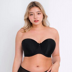 欧米の肩ひものない大きい杯のブラジャーの上で胸を支えて胸を拭きます。