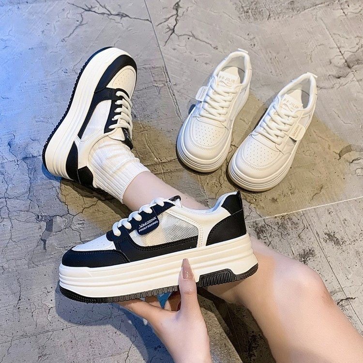 Pequeños zapatos blancos para mujeres primavera y verano 2024 nuevos zapatos de estilo universal zapatos de suela gruesa zapatos casuales de malla transpirables zapatos de mujer