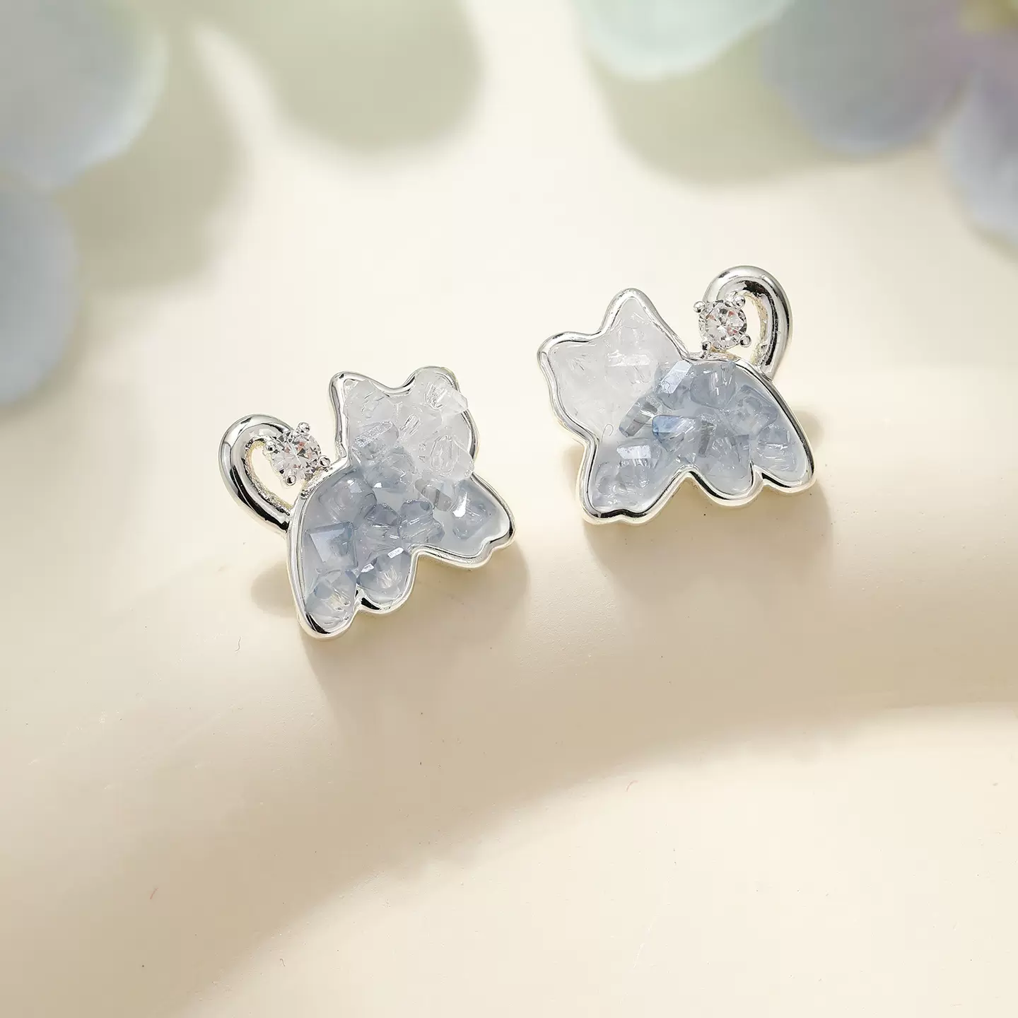 雾霾蓝渐变色碎冰冰猫咪耳钉女2025年新款潮流小众时尚简约耳饰品