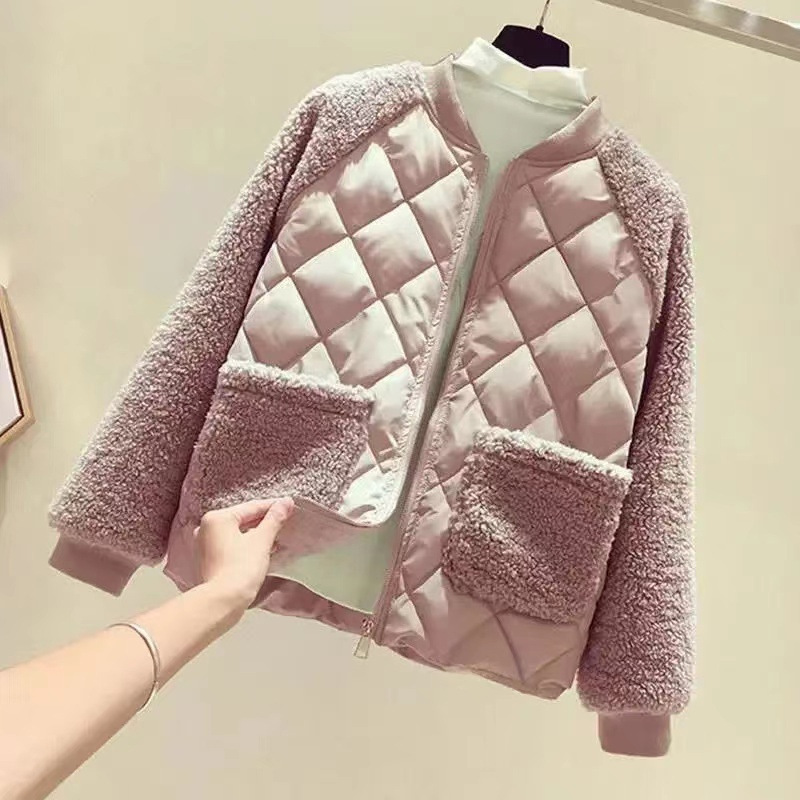 薄手の綿服の女性の新型の大きいサイズの短いタイプの冬のジャケットの綿服のネットの赤い色はウールの子羊をまねて小さい綿入れの上着をつなぎ合わせます。|undefined