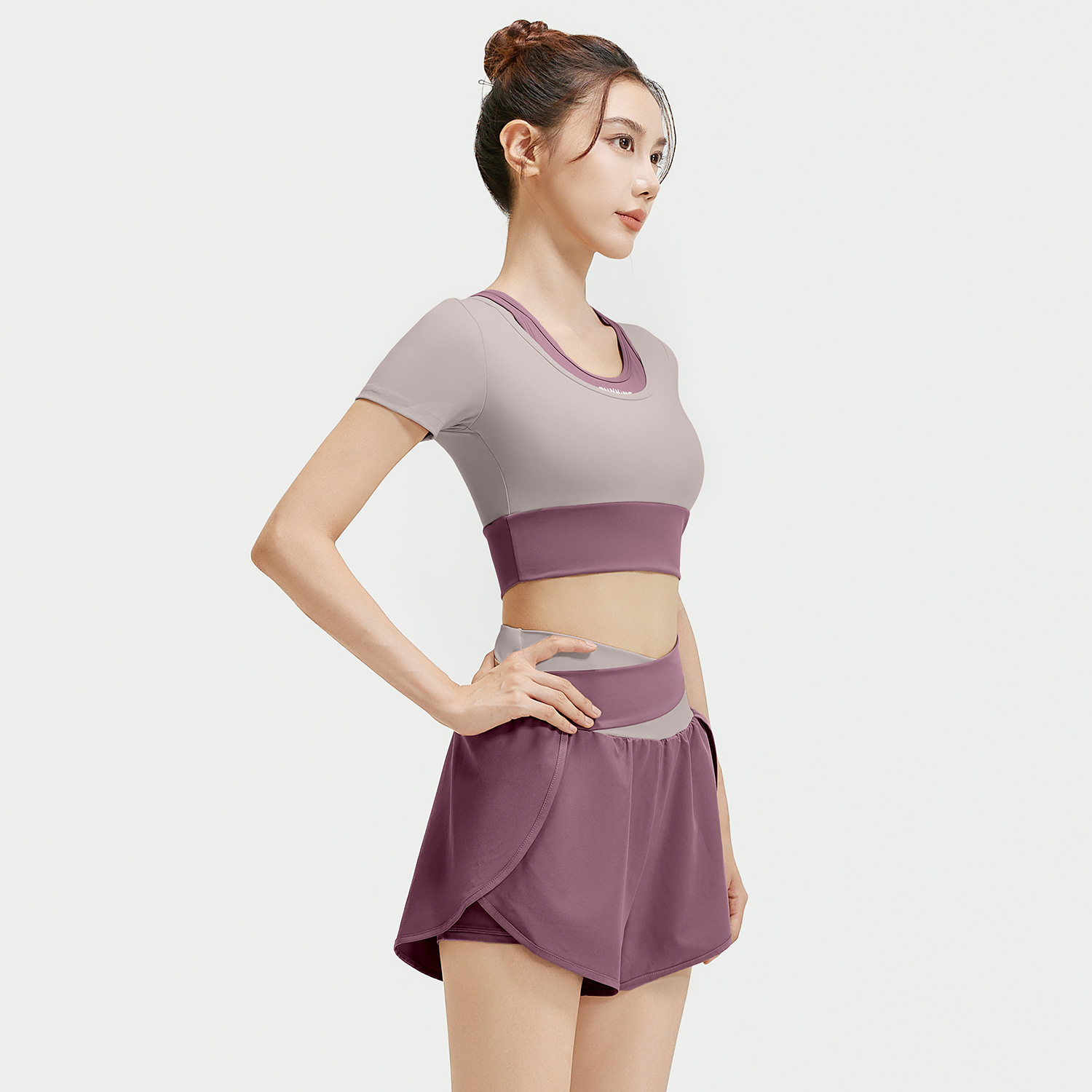 Juyi Tang nuevo color corto de verano deportivo fitness yoga falso dos piezas traje de yoga set de mangas cortas